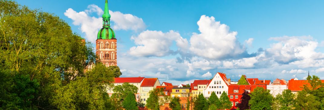 Blick über Stralsunds Dächer mit blauem Himmel.